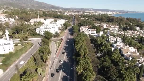 Edifícios Brancos Luxuosos Cidade Marbella Drone Aéreo Disparado Sobre Rua — Vídeo de Stock