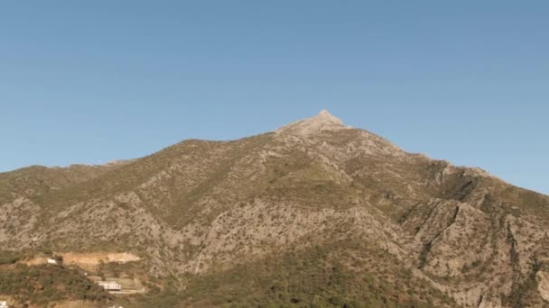 Vackra Berget Concha Nära Marbella Stad Antenn Utsikt — Stockvideo
