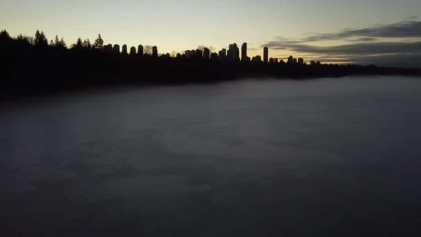 Туманне Частково Заморожене Озеро Пролітає Місто Лінії Заходу Сонця — стокове відео