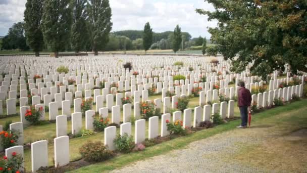 Hombre Mirando Reflexionando Sobre Tumbas War Memorial Cementerio Ypres Bélgica — Vídeo de stock