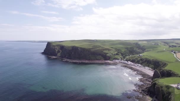 Panning Antenn Drönare Tittar Stranden Och Klippor Storbritannien Landsbygd — Stockvideo