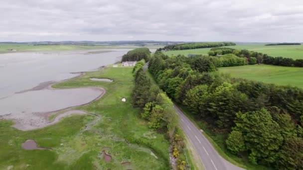 Drohne Fliegt Durch Landschaft Mit Flüssen Und Feldern — Stockvideo