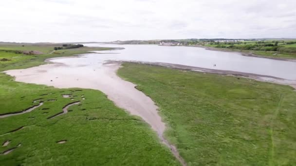 Luchtvaart Drone Vliegen Door Het Platteland Met Vissers Rivier — Stockvideo