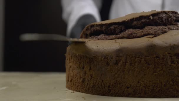 Baker Découper Croûte Gâteau Avant Décorer — Video