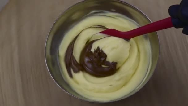 Čokoládová Poleva Smíšená Krémem Pomocí Červené Patuly — Stock video
