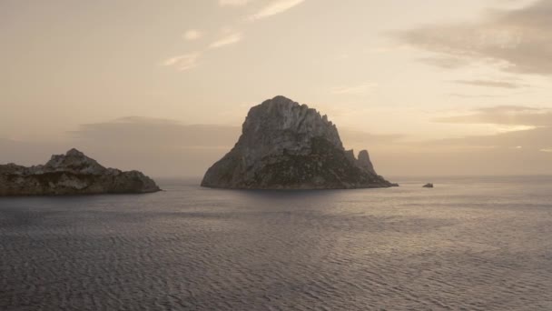 Sunset Aerial Approach Rocky Limestone Island Vedra Ibiza Spagna — Video Stock