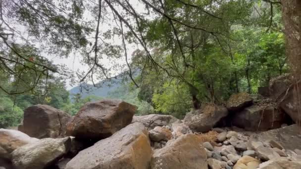 インドのティルナ村の近くの虹の滝の川の山の岩 パンニング ライト — ストック動画