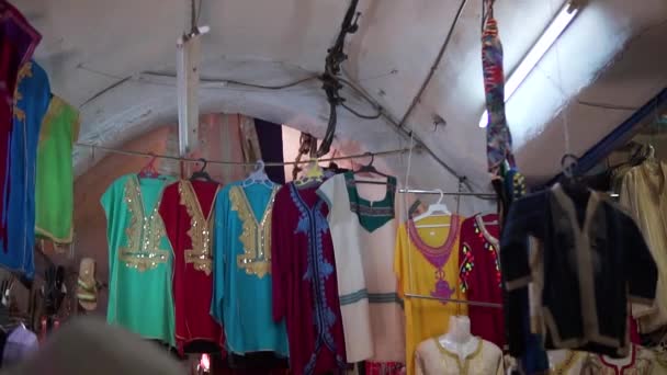 Een Lokale Vrouw Winkelend Marchandise Van Djerba Houmet Souk — Stockvideo