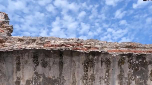 屋根のない家の中から空を見上げます 古い建物の石の壁を屋外で トルコに屋根のない石造りの家 曇った青空 — ストック動画