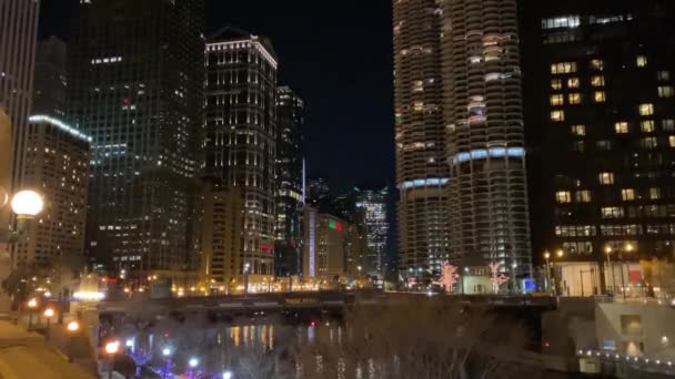 晚上在芝加哥市中心靠近河岸的建筑物的视图 — 图库视频影像