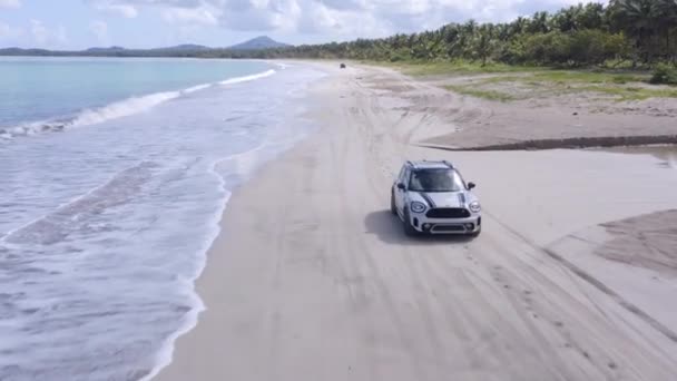 Klassieke Mini Cooper Rijdend Aan Het Strand Vanuit Lucht — Stockvideo