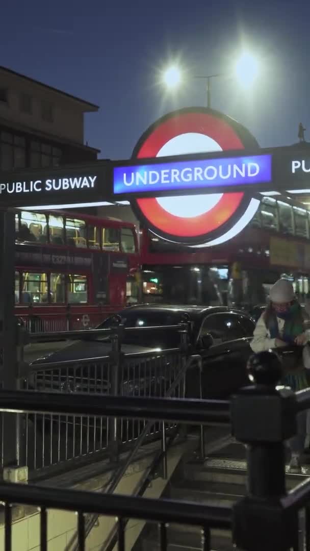Gece Boyunca Londra Merdivenlerden Inen Insanların Olduğu Bir Metro Tabelasının — Stok video