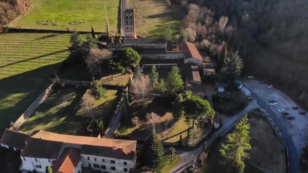 9世纪法国南部的修道院 从上方向后射击 — 图库视频影像