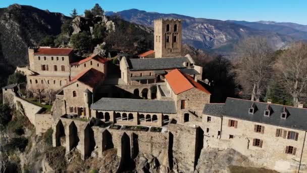 Aerial Biara Abad Tebing France Selatan Pukulan Melingkar Dari Kiri — Stok Video