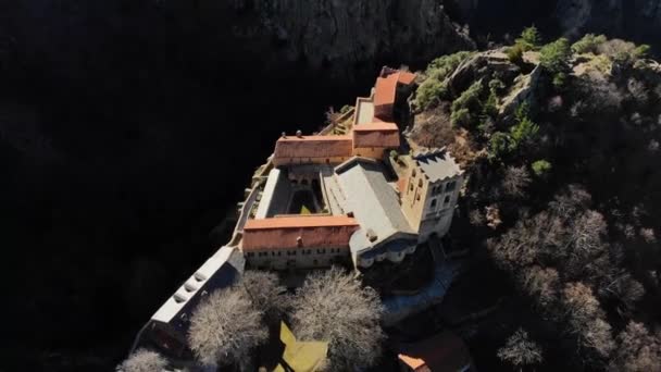 Aerial Biara Abad Sebuah Tebing France Selatan Sunny Dengan Tepi — Stok Video