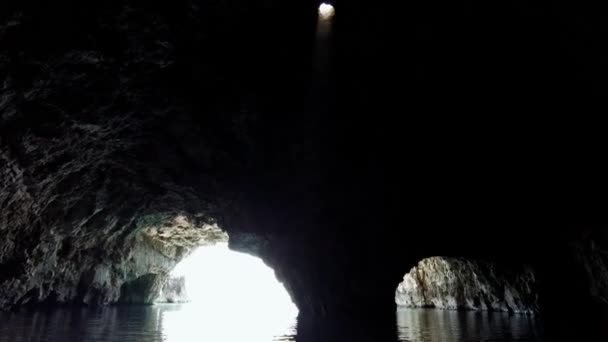 Atmosfera Mistica All Interno Una Grotta Marina Con Raggio Luce — Video Stock