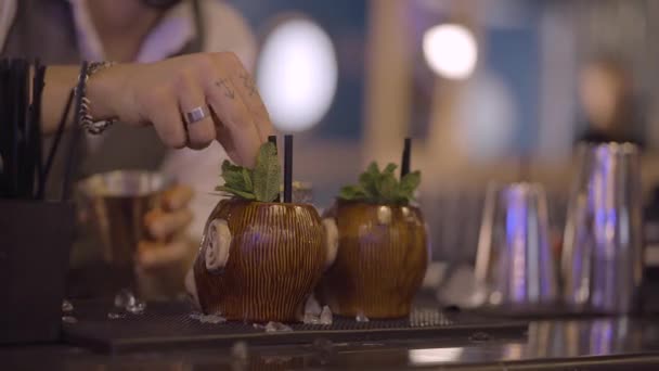 Tutup Tampilan Minuman Eksotis Monyet Yang Didekorasi Bar Dangkal Dof — Stok Video
