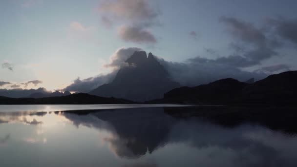 Vista Del Movimiento Las Nubes Timelapse Sobre Pintoresco Pico Montaña — Vídeo de stock