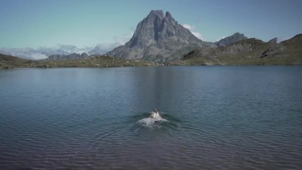 Veduta Una Giovane Donna Che Esce Dal Lago Ayous Dopo — Video Stock