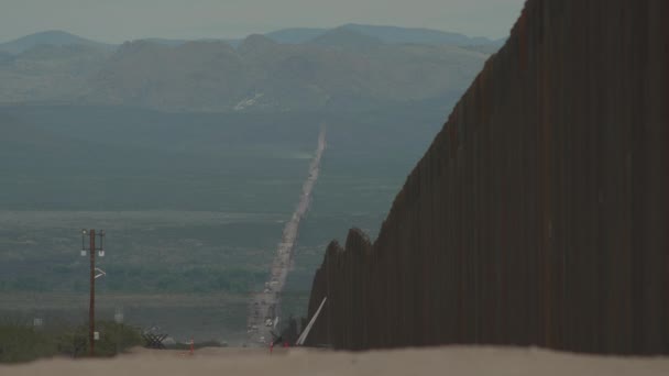 Buitre Largo Volando Sobre Muro Fronterizo Nueva Construcción México Equipos — Vídeos de Stock