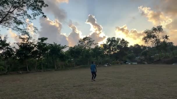 Hombre Joven Correr Hacer Frente Voltear Campo Tiro Ancho — Vídeos de Stock