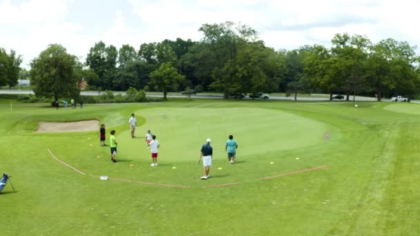 Drone Felvételek Golfozó Putter Zöld — Stock videók