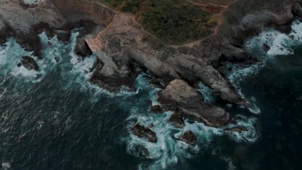Bird Eye View Waves Crashing Cliff Mazunte Beach Oaxaca Mexico — Stock Video