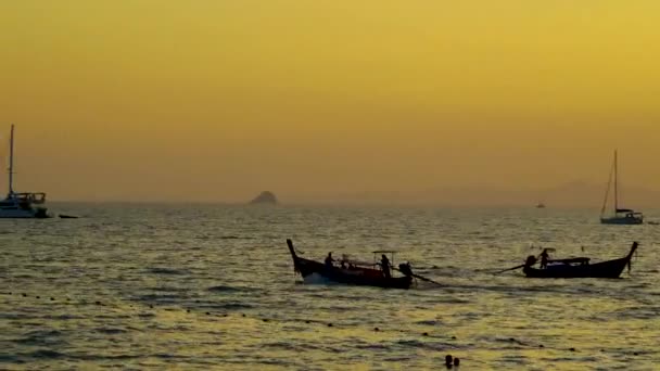 Tropische Zon Gaat Onder Thailand Als Een Longtail Boot Naar — Stockvideo