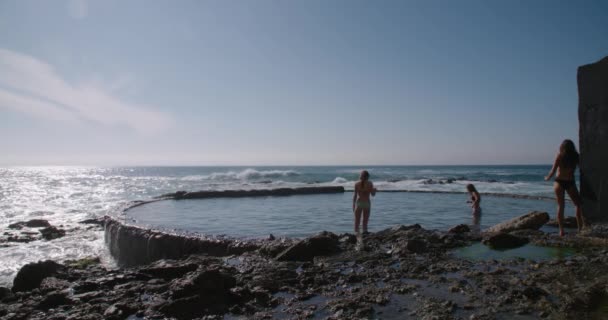 Друзья Купаются Круговом Бассейне Пляже Виктория Лагуне Калифорния — стоковое видео