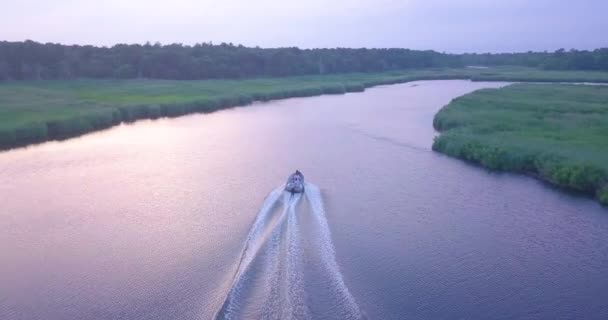 Impressionante Pôr Sol Aéreo Rastreando Uma Lancha Longo Uma Long — Vídeo de Stock