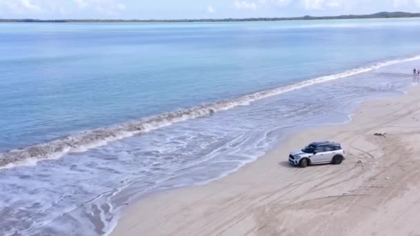 Mini Cooper Gris Negro Corre Largo Una Hermosa Playa Caribe — Vídeos de Stock