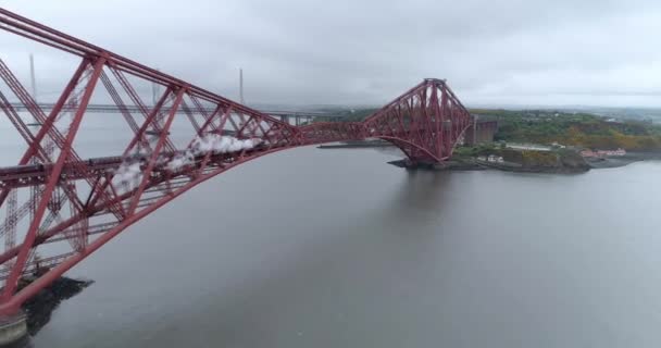 Letecký Snímek Létajícího Skot Opouštějící Střed Mostu Forth Rail Plné — Stock video