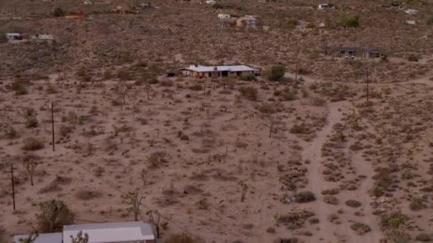 Small House Desert Joshua Tree California Tilt Reveal Mountain Horizon — Stock Video