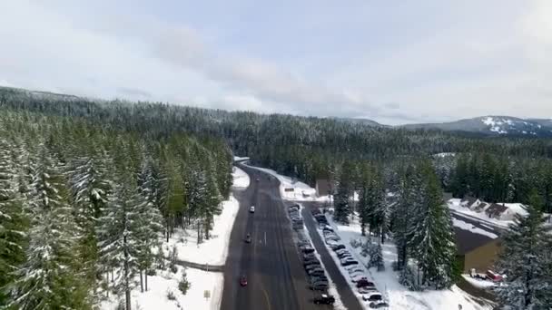 Luchtfoto Snelweg Naar Een Besneeuwd Skigebied — Stockvideo