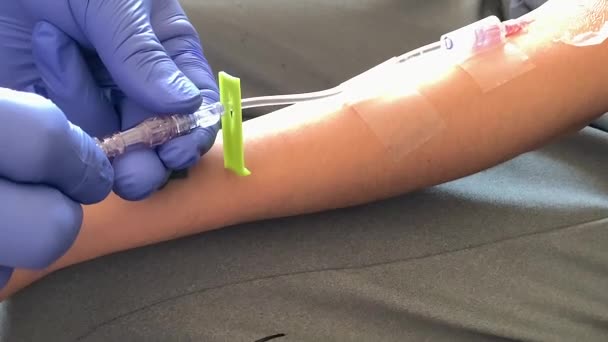 Χέρια Μπλε Γάντια Συνδέουν Ενδοφλέβια Καθετήρα Στο Χέρι Του Ασθενούς — Αρχείο Βίντεο