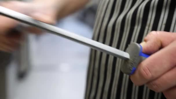 厨师在专业场合磨刀 — 图库视频影像