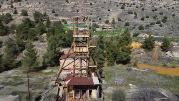 Περιστρεφόμενη Εναέρια Άποψη Του Μεταλλικού Πύργου Στα Εγκαταλελειμμένα Ορυχεία Mitsero — Αρχείο Βίντεο