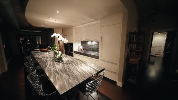 公寓或公寓里的现代厨房在夜间休息 — 图库视频影像