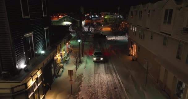 Вантажівка Їде Засніженій Вулиці Вночі Вид Повітря Зимові Різдвяні Прикраси — стокове відео
