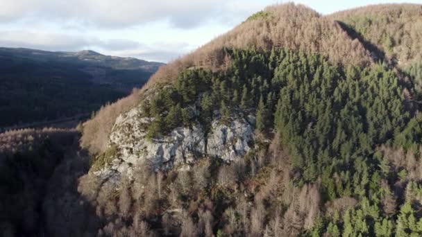 Luchtfoto Drone Beelden Vliegen Langzaam Naar Een Klif Berg Bedekt — Stockvideo