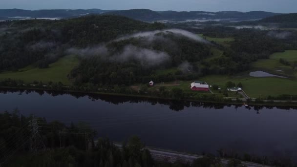 Tiro Dron Paisaje Montañoso Brumoso Nebuloso Con Hermoso Río Primer — Vídeos de Stock