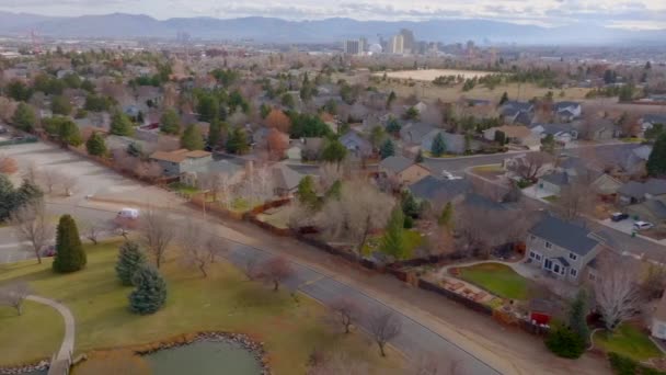 Aérea Barrio Reno Con Horizonte Urbano Montañas Horizonte — Vídeos de Stock