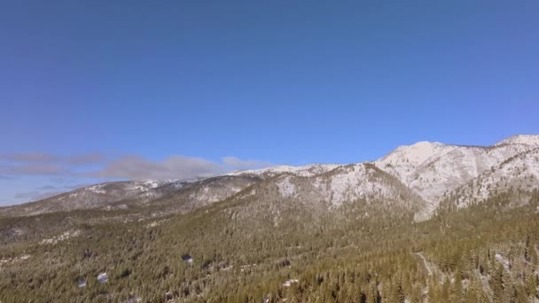 Vackert Bergslandskap Lake Tahoe Med Lutning Ner — Stockvideo