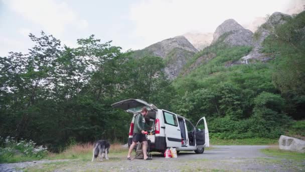 Norska Guy Och Hans Hund Med Camper Van Parkerade Nära — Stockvideo