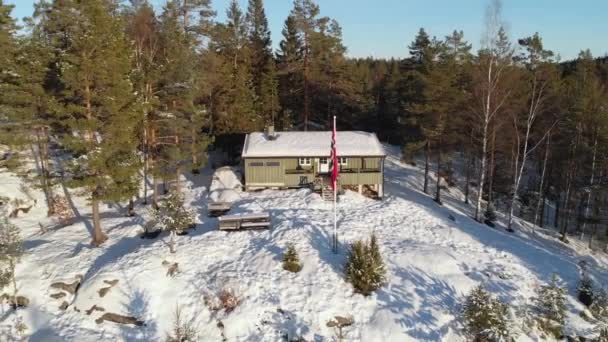 Bandeira Fora Cabana Norueguesa Com Floresta Exuberante Fundo Durante Temporada — Vídeo de Stock