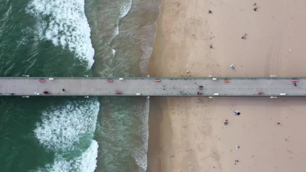 Ludzie Spacerujący Molo Manhattan Beach Falami Piaszczystym Wybrzeżu Góry Dół — Wideo stockowe