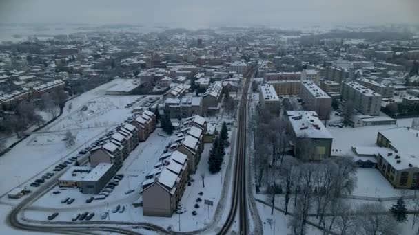 Luftaufnahme Von Verschneiten Häusern Und Straßen Der Stadt Lubawa Winter — Stockvideo