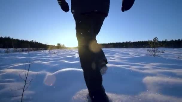 Person Läuft Winterausrüstung Dem Sonnenuntergang Entgegen — Stockvideo