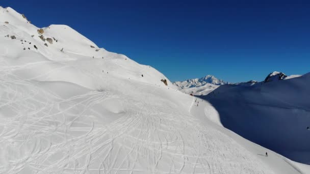 Дрони Портфелем Лижників Снігового Схилу Показують Снігодошки Лижники Гірським Тлом — стокове відео