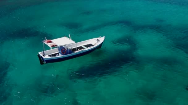 Kis Hagyományos Görög Halászhajó Egy Öbölben Horgonyzott Drónfelvétel Vitorlás Hajóról — Stock videók